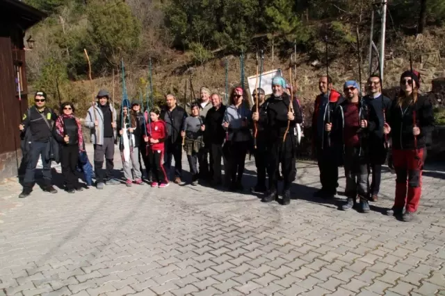 Gezen Tilki Yürüyüş Grubu Akşehir'i ziyaret etti Gezen Tilki Yürüyüş Grubu Akşehir'i ziyaret etti