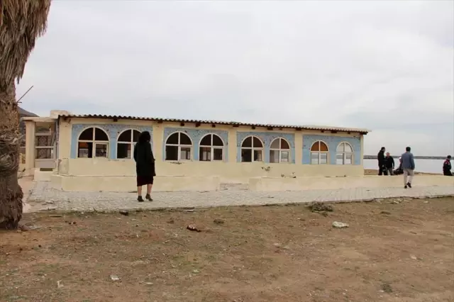 Gökçeada'nın coğrafi güzelliklerini bozan yapılar yıkıldı Gökçeada'nın coğrafi güzelliklerini bozan yapılar yıkıldı