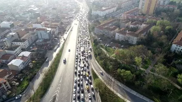 (Havadan fotoğraflarla) Küçükçekmece'de trafik çilesi... 3 kilometrelik yolu 1 saatte alıyorlar (Havadan fotoğraflarla) Küçükçekmece'de trafik çilesi... 3 kilometrelik yolu 1 saatte alıyorlar