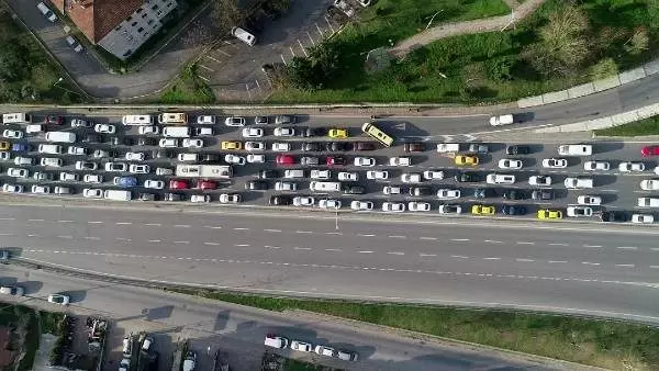 (Havadan fotoğraflarla) Küçükçekmece'de trafik çilesi... 3 kilometrelik yolu 1 saatte alıyorlar (Havadan fotoğraflarla) Küçükçekmece'de trafik çilesi... 3 kilometrelik yolu 1 saatte alıyorlar