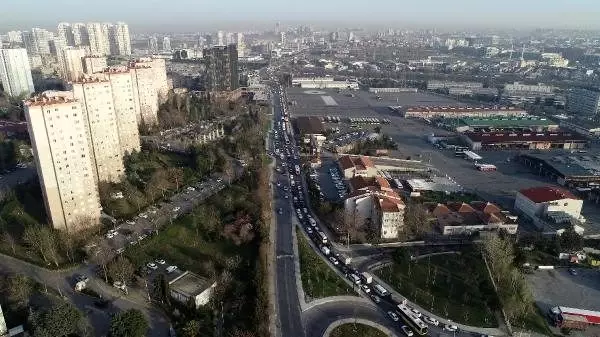 (Havadan fotoğraflarla) Küçükçekmece'de trafik çilesi... 3 kilometrelik yolu 1 saatte alıyorlar (Havadan fotoğraflarla) Küçükçekmece'de trafik çilesi... 3 kilometrelik yolu 1 saatte alıyorlar