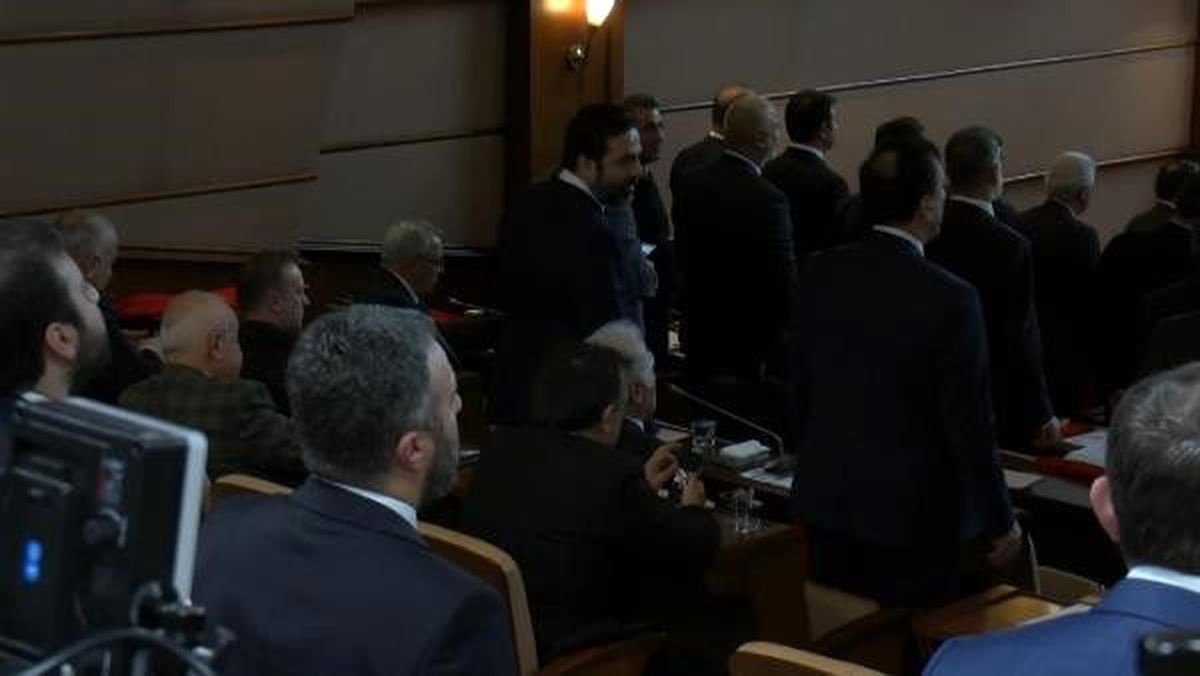 İBB Meclisi'nde İstiklal Marşı okunurken bazı CHP'lilerin ayağa kalkmadığı görüldü