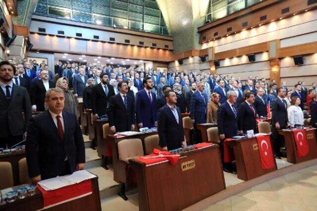 İBB Meclisi'nde İstiklal Marşı okunurken bazı CHP'lilerin ayağa kalkmadığı görüldü