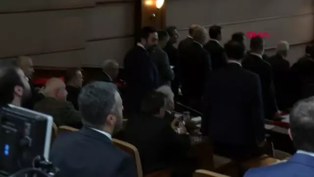İBB Meclisi'nde İstiklal Marşı okunurken bazı CHP'lilerin ayağa kalkmadığı görüldü
