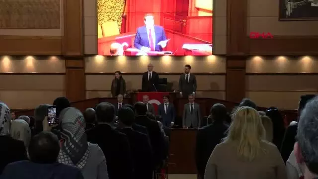 İBB Meclisi'nde İstiklal Marşı okunurken bazı CHP'lilerin ayağa kalkmadığı görüldü