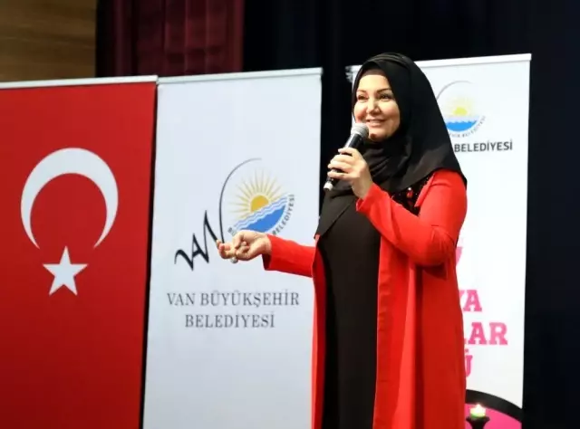 İkbal Gürpınar Vanlı kadınlarla buluştu İkbal Gürpınar Vanlı kadınlarla buluştu