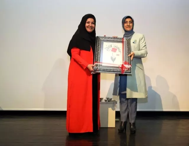 İkbal Gürpınar Vanlı kadınlarla buluştu İkbal Gürpınar Vanlı kadınlarla buluştu