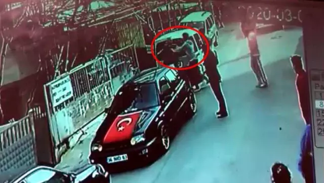 Kavga etmek için balkondan aşağı atladı! Olay anı kamerada