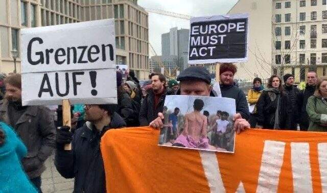 Merkel ve Miçotakis'e sığınmacı protestosu: Avrupa öldürme-Sınırları aç