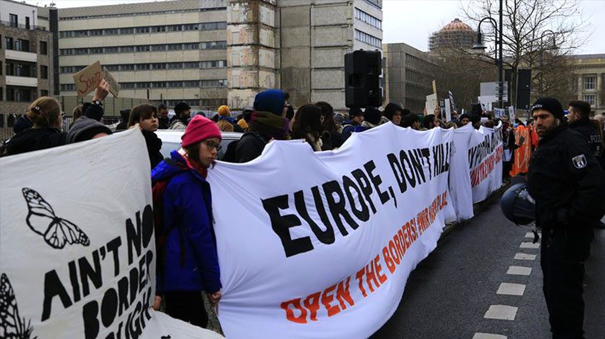 Merkel ve Miçotakis'e sığınmacı protestosu: Avrupa öldürme, sınırları aç