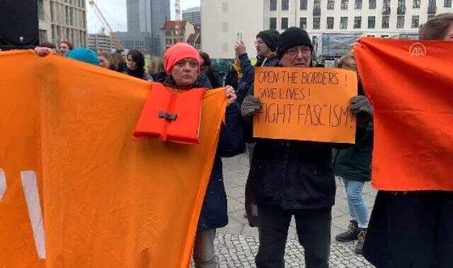 Merkel ve Miçotakis'e sığınmacı protestosu: Avrupa öldürme-Sınırları aç