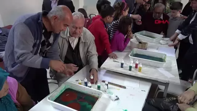 MERSİN Öğrenciler, ebru sanatında buluştu MERSİN Öğrenciler, ebru sanatında buluştu