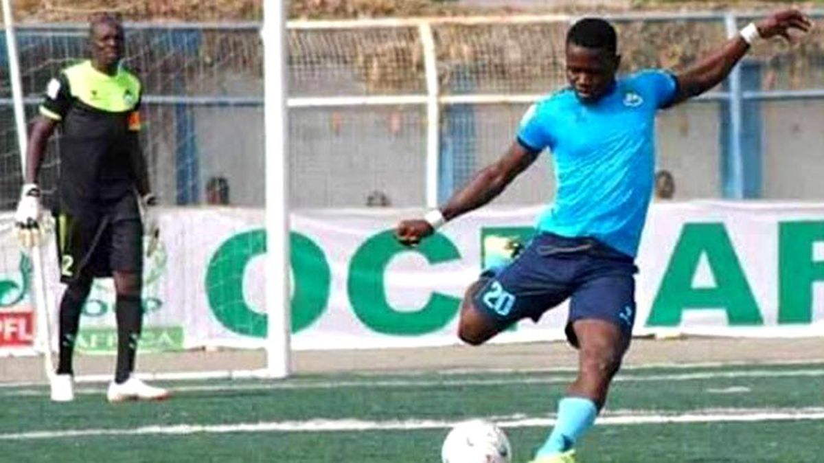 Nijerya'da maçta rakibiyle çarpışan futbolcu sahada hayatını kaybetti