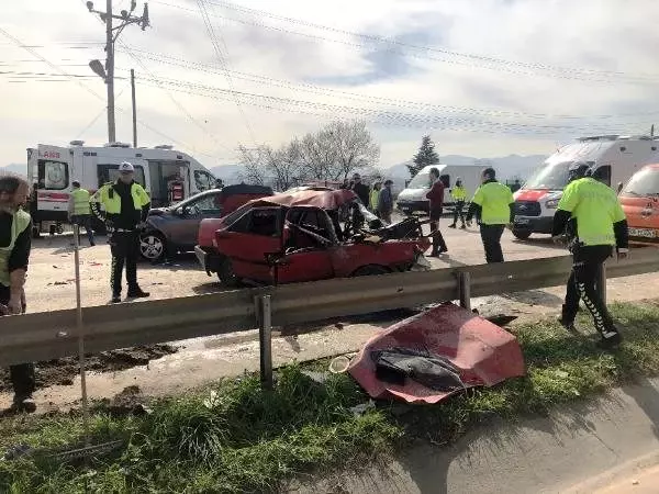 Önce temizlik aracına sonra otomobile çarptı: 3 yaralı Önce temizlik aracına sonra otomobile çarptı: 3 yaralı