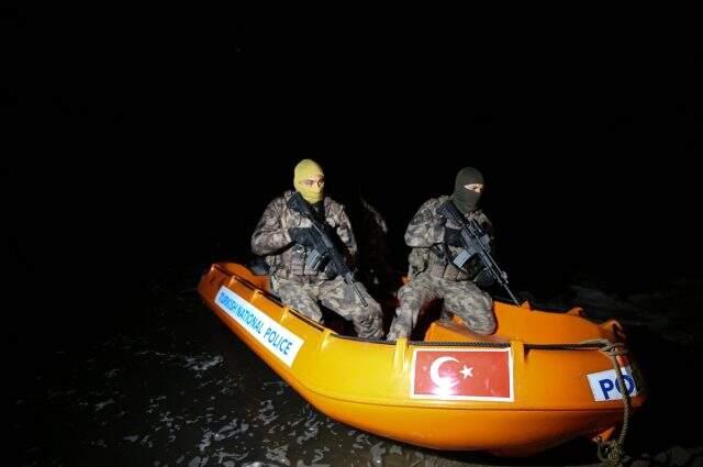 Özel harekat polisleri Yunanistan'ın göçmenleri geri itmesine karşı geceleri de nöbet tutuyor.
