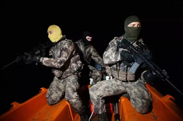 Özel harekat polisleri Yunanistan'ın göçmenleri geri itmesine karşı geceleri de nöbet tutuyor.