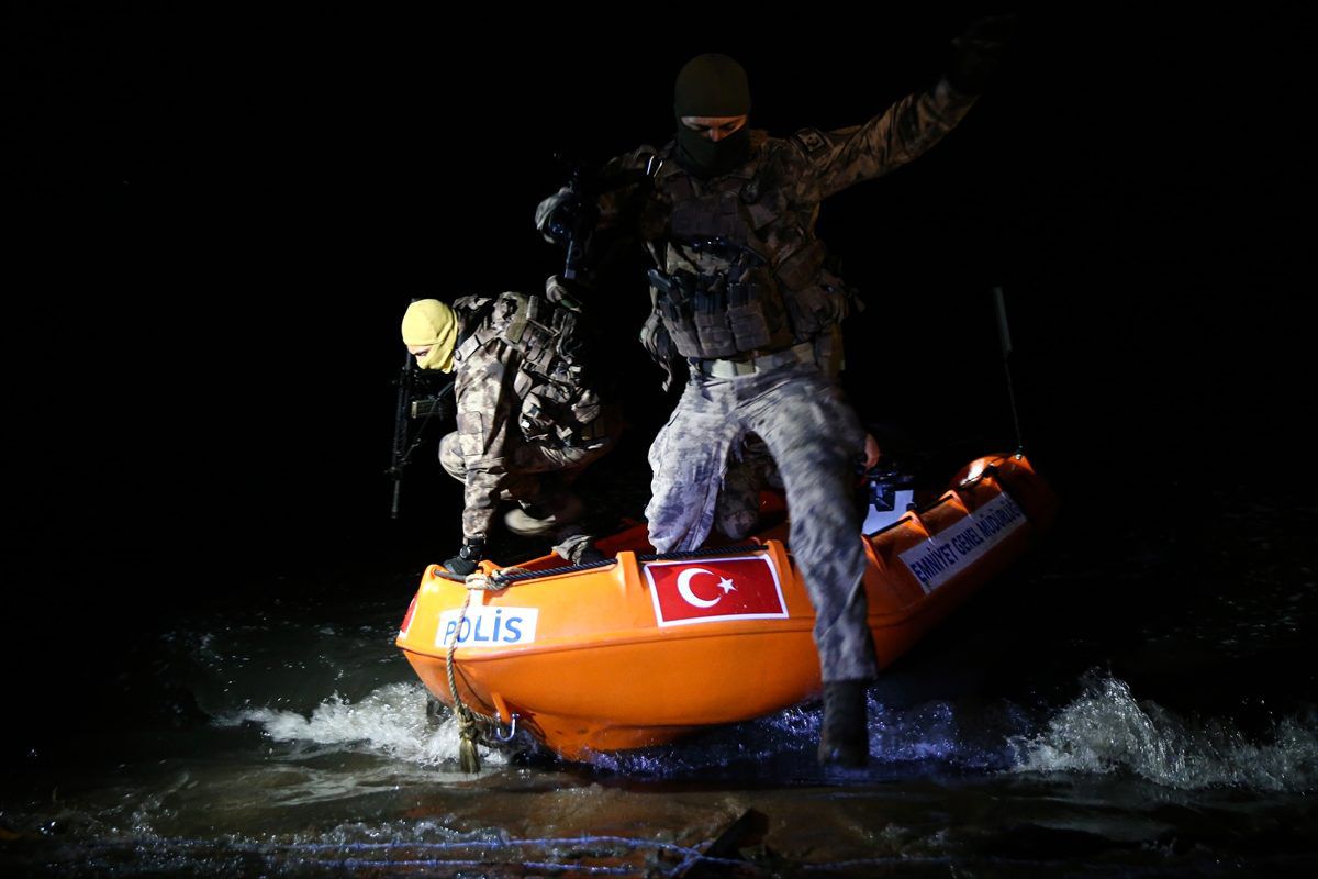 Özel harekat polisleri Yunanistan'ın göçmenleri geri itmesine karşı geceleri de nöbet tutuyor