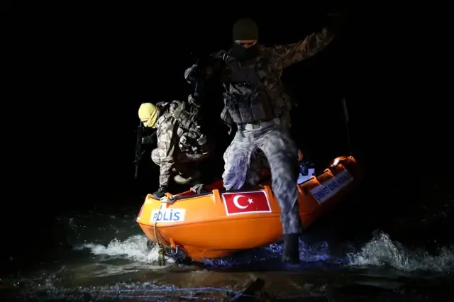 Özel harekat polisleri Yunanistan'ın göçmenleri geri itmesine karşı geceleri de nöbet tutuyor