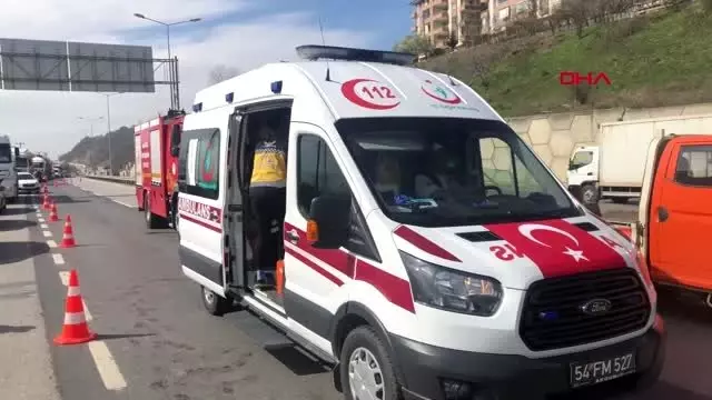 SAKARYA Önce temizlik aracına sonra otomobile çarptı 3 yaralı SAKARYA Önce temizlik aracına sonra otomobile çarptı 3 yaralı