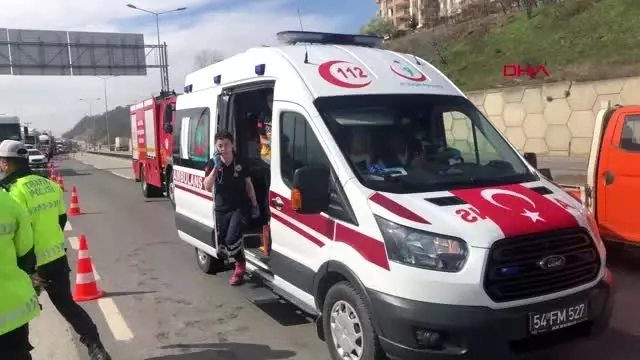 SAKARYA Önce temizlik aracına sonra otomobile çarptı 3 yaralı SAKARYA Önce temizlik aracına sonra otomobile çarptı 3 yaralı