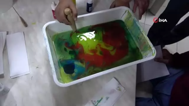 Yaşlılar ile çocuklar, ebru sanatında buluştu Yaşlılar ile çocuklar, ebru sanatında buluştu