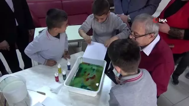 Yaşlılar ile çocuklar, ebru sanatında buluştu Yaşlılar ile çocuklar, ebru sanatında buluştu