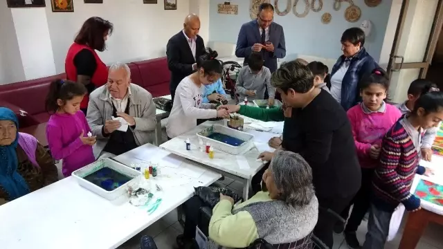 Yaşlılar ile çocular, ebru sanatında buluştu Yaşlılar ile çocular, ebru sanatında buluştu