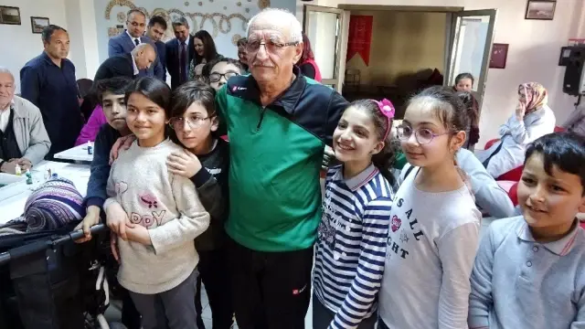 Yaşlılar ile çocular, ebru sanatında buluştu Yaşlılar ile çocular, ebru sanatında buluştu
