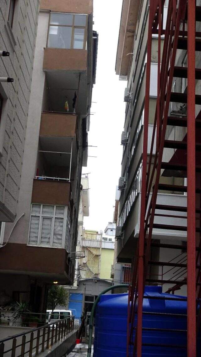 6 aylık bebek, 4 yaşındaki kardeşinin kucağından kayarak balkondan düştü