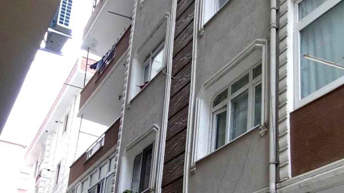 6 aylık bebek, 4 yaşındaki kardeşinin kucağından kayarak balkondan düştü