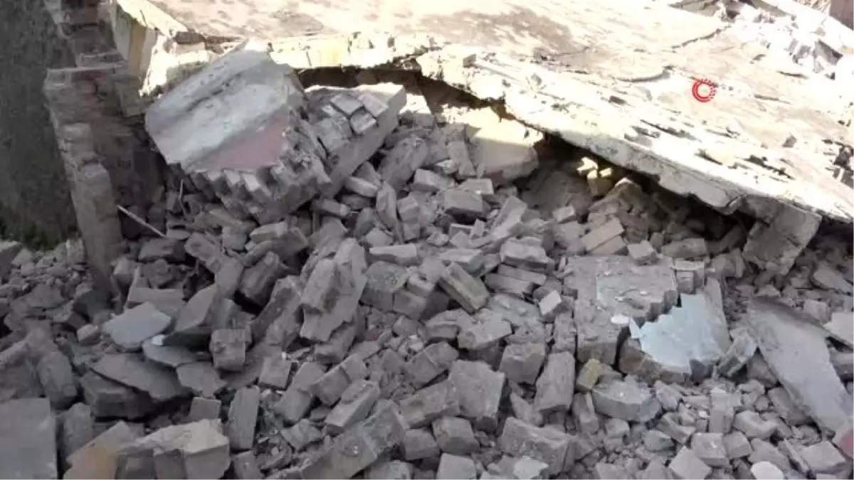 Adana'da 10 yıldır yıkılmayı bekleyen metruk bina kendiliğinden yıkıldı