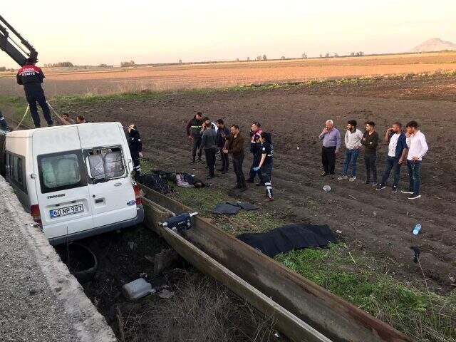 Adana'da işçi servisi şarampole devrildi: 3 ölü, 14 yaralı