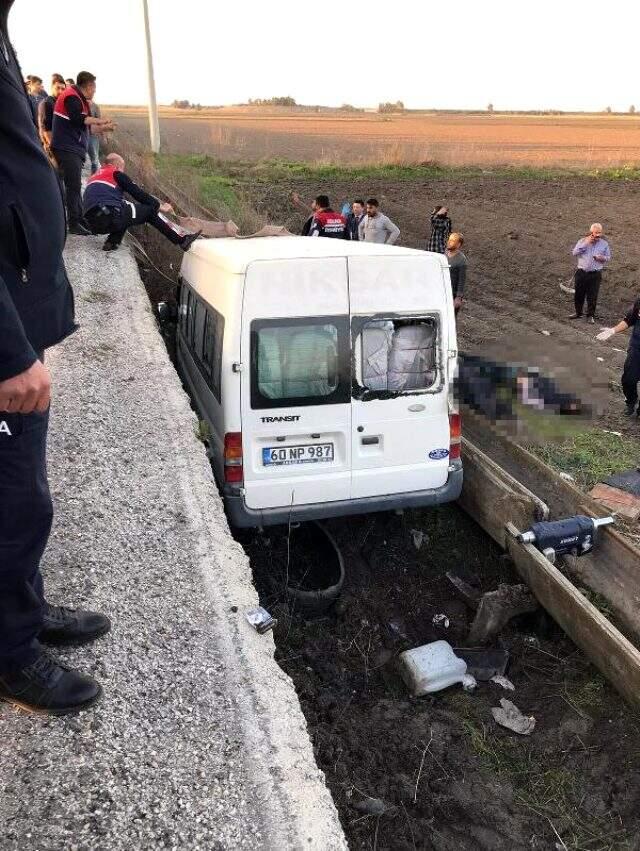 Adana'da işçi servisi şarampole devrildi: 3 ölü, 14 yaralı