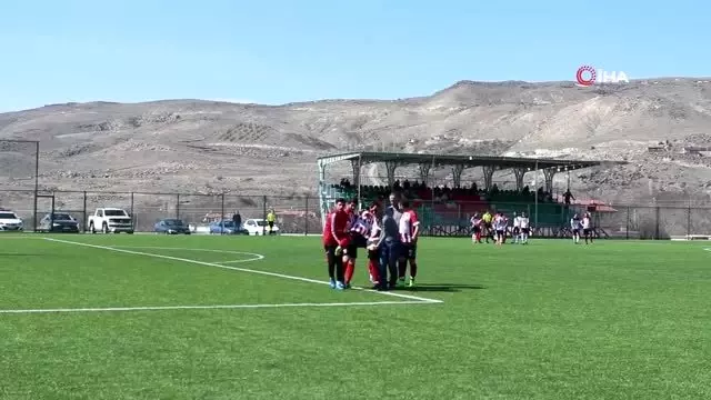 Ayağı kırılan futbolcu, sedye olmadığı için kucakta taşındı Ayağı kırılan futbolcu, sedye olmadığı için kucakta taşındı