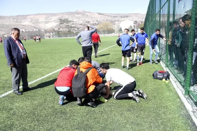 Ayağı kırılan futbolcu, sedye olmadığı için kucakta taşındı Ayağı kırılan futbolcu, sedye olmadığı için kucakta taşındı