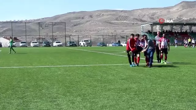Ayağı kırılan futbolcu, sedye olmadığı için kucakta taşındı Ayağı kırılan futbolcu, sedye olmadığı için kucakta taşındı