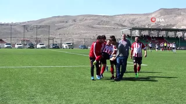 Ayağı kırılan futbolcu, sedye olmadığı için kucakta taşındı Ayağı kırılan futbolcu, sedye olmadığı için kucakta taşındı