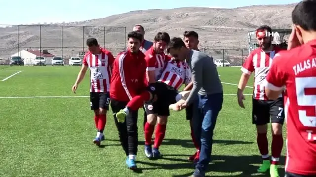 Ayağı kırılan futbolcu, sedye olmadığı için kucakta taşındı Ayağı kırılan futbolcu, sedye olmadığı için kucakta taşındı