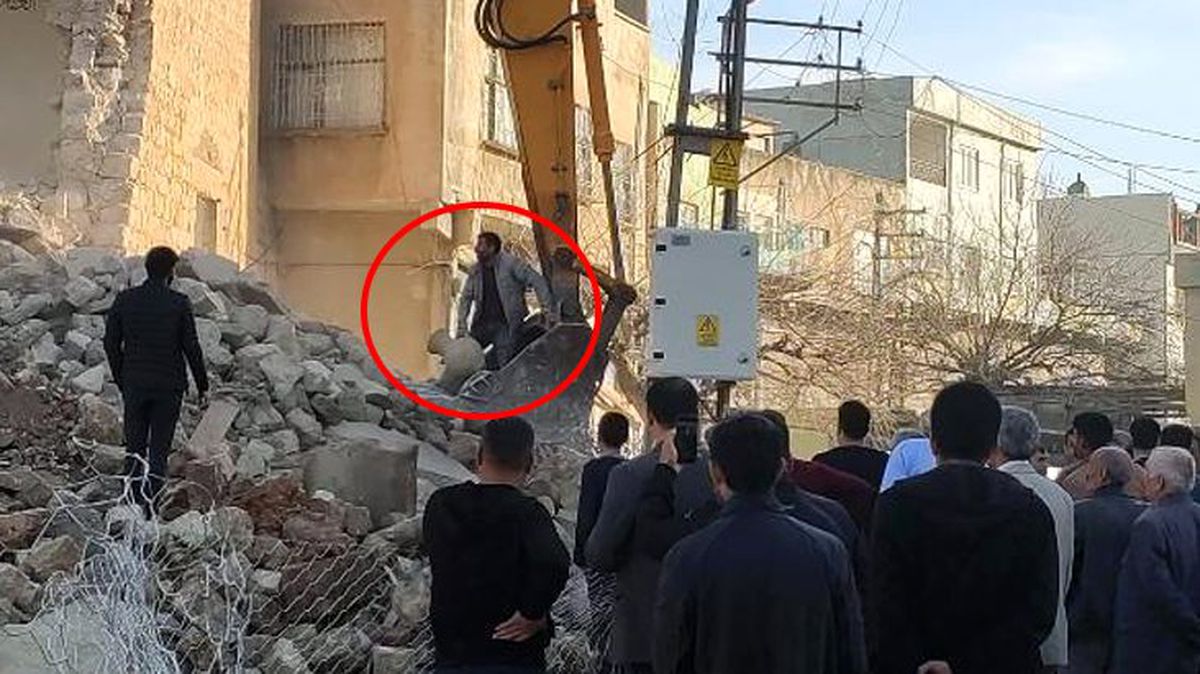 Cami yıkımında duvarların arasından çıkan boş küpler hazine dedikodularına neden oldu