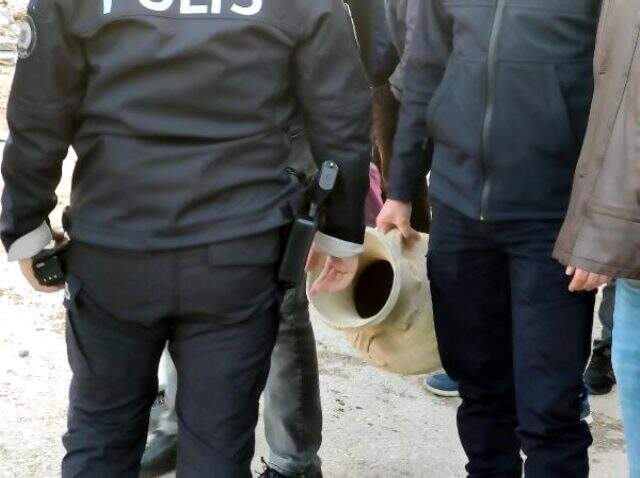 Cami yıkımında duvarların arasından çıkan boş küpler hazine dedikodularına neden oldu