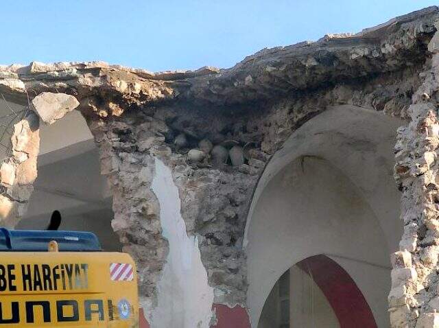 Cami yıkımında duvarların arasından çıkan boş küpler hazine dedikodularına neden oldu
