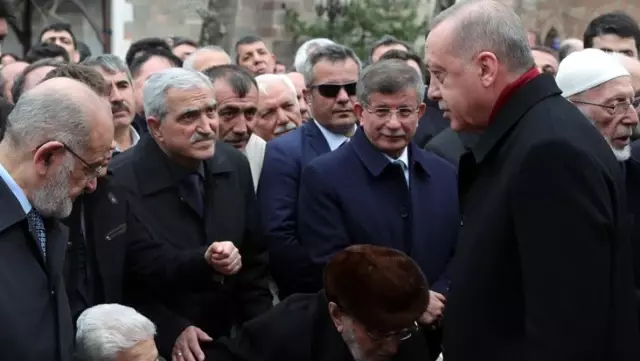 Cumhurbaşkanı Erdoğan, Şevket Kazan’ın cenazesinde Davutoğlu’nu görmezden geldi