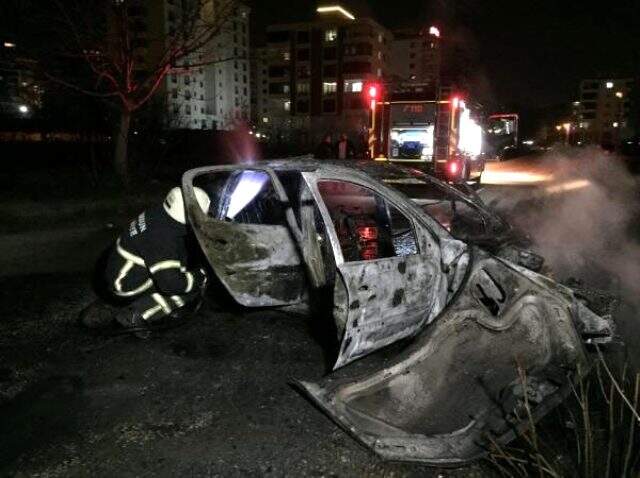 'Dur' ihtarına uymayan sürücü kaza yaptı, otomobil alev aldı
