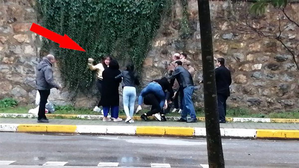 Erkek arkadaşıyla kavga eden şahsa tekme atıp taşla saldıran kadın kameraya yansıdı