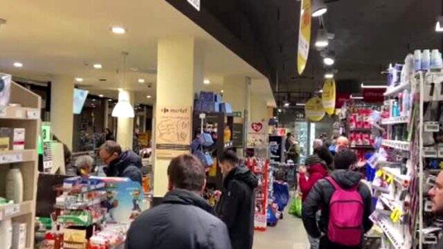 İtalya'nın genelinde karantina uygulanacağı ilan edilmesinden sonra, Roma'da halk marketlere akın etti