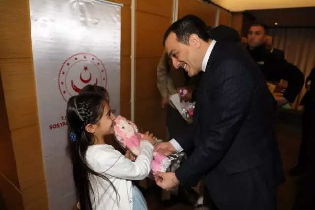 Kars Valisi Türker Öksüz, şehit yakınlarıyla bir araya geldi Kars Valisi Türker Öksüz, şehit yakınlarıyla bir araya geldi
