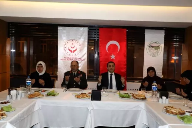 Kars Valisi Türker Öksüz, şehit yakınlarıyla bir araya geldi Kars Valisi Türker Öksüz, şehit yakınlarıyla bir araya geldi