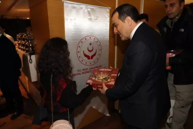 Kars Valisi Türker Öksüz, şehit yakınlarıyla bir araya geldi Kars Valisi Türker Öksüz, şehit yakınlarıyla bir araya geldi