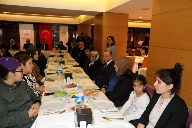 Kars Valisi Türker Öksüz, şehit yakınlarıyla bir araya geldi Kars Valisi Türker Öksüz, şehit yakınlarıyla bir araya geldi