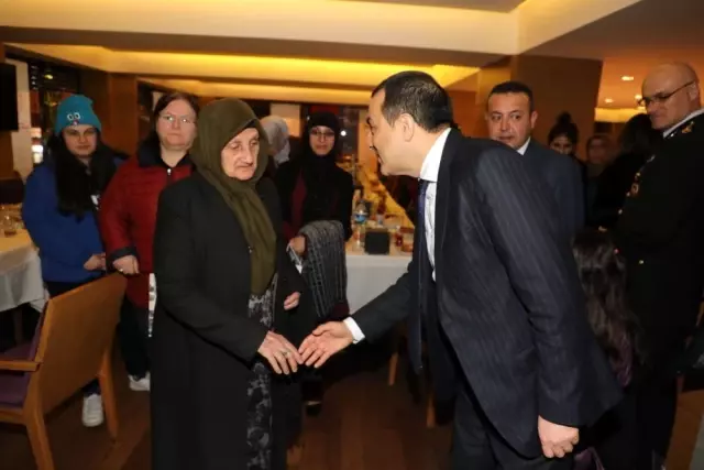 Kars Valisi Türker Öksüz, şehit yakınlarıyla bir araya geldi Kars Valisi Türker Öksüz, şehit yakınlarıyla bir araya geldi